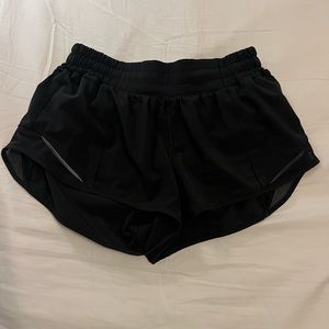 Lululemon hotty hot low rise shorts 2.5